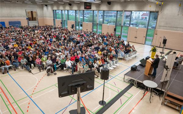 In der Entringer Sporthalle blieb bei der Kandidatenvorstellung kaum ein Stuhl frei.GB-Fotos: Tatjana Vecsey
