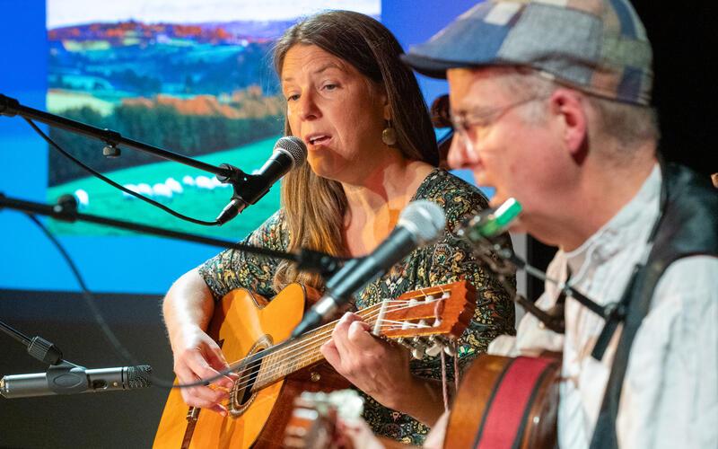 In der Entringer Zehntscheuer: Irischer Abend mit „Anam Chara“ (Friederike Ziegler und Hermann Köster).GB-Foto: Vecsey