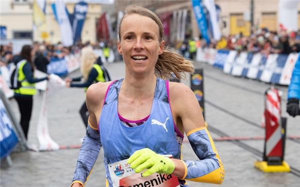 Domenika Mayer jubelt über Gold