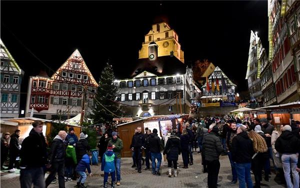 In der Fachwerkkulisse rund um den Herrenberger Marktplatz findet der Weihnachtsmarkt statt. GB-Foto (Archiv): Holom