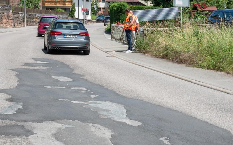 In der Gültlinger Ortsdurchfahrt, hier der Ortsausgang in Richtung Wildberg, steht die Straßenbelagssanierung an. GB-Foto: Vecsey