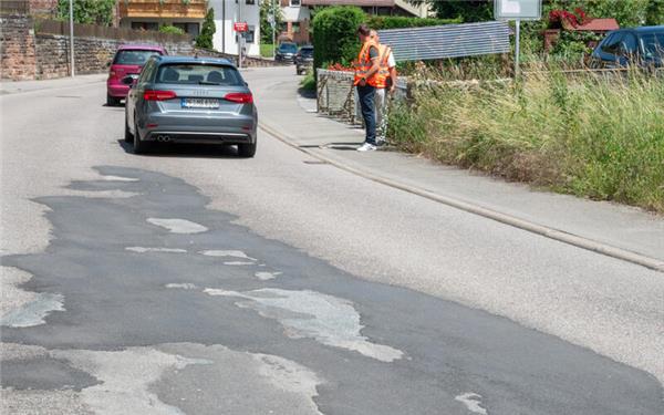 In der Gültlinger Ortsdurchfahrt, hier der Ortsausgang in Richtung Wildberg, steht die Straßenbelagssanierung an. GB-Foto: Vecsey