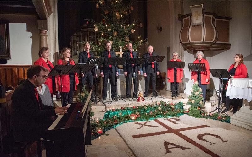 In der Gültsteiner Peterskirche gibt es eines der letzten Weihnachtskonzerte: „Cantores Mundi“ glänzt mit Chorgesang.GB-Foto: Vecsey
