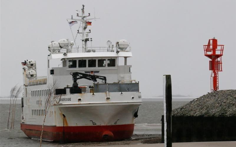 In der Hafeneinfahrt der Nordsee-Insel Wangerooge ist eine Fähre auf Grund gelaufen. Foto: Peter Kuchenbuch-Hanken/dpa