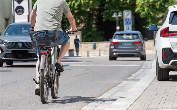 In der Hauptstraße fahren Radler ohne Schutzstreifen. GB-Foto: Vecsey