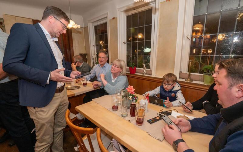 In der Herrenberger Gaststätte Traube nimmt CDU-Kandidat Albrecht Stickel Glückwünsche entgegen.GB-Foto: Vecsey