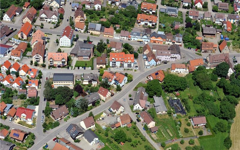 In der Jettinger Straße in Öschelbronn parken viele Autos „wild“, was der Gemeinde ein Dorn im Auge ist. GB-Foto (Archiv): Holom