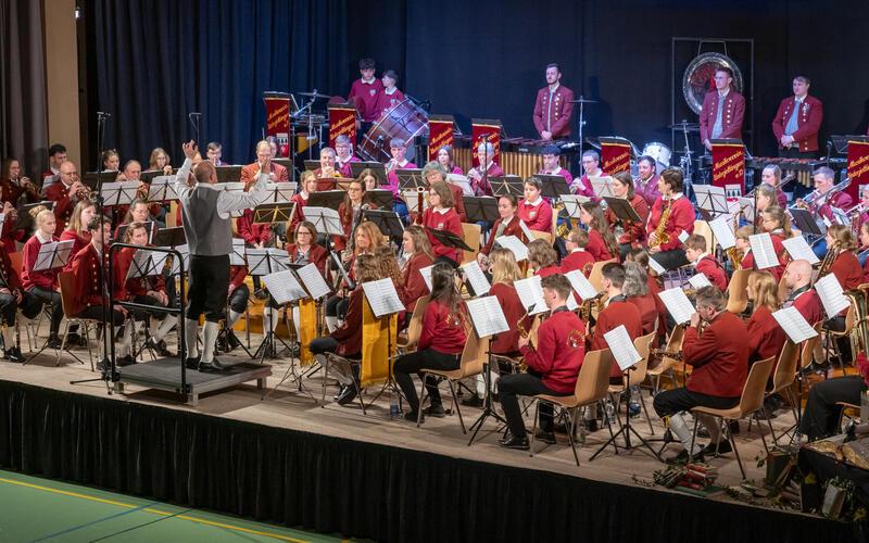 In der Jettinger Willy-Dieterle-Halle gibt der Musikverein vor großen Publikum sein Frühjahrskonzert.GB-Foto: Vecsey
