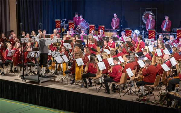 In der Jettinger Willy-Dieterle-Halle gibt der Musikverein vor großen Publikum sein Frühjahrskonzert.GB-Foto: Vecsey