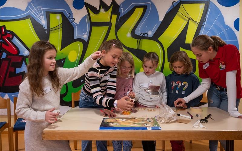 In der Kinderstadt Nufringen wurden unter anderem Anstecker gebastelt. GB-Foto: Schmidt