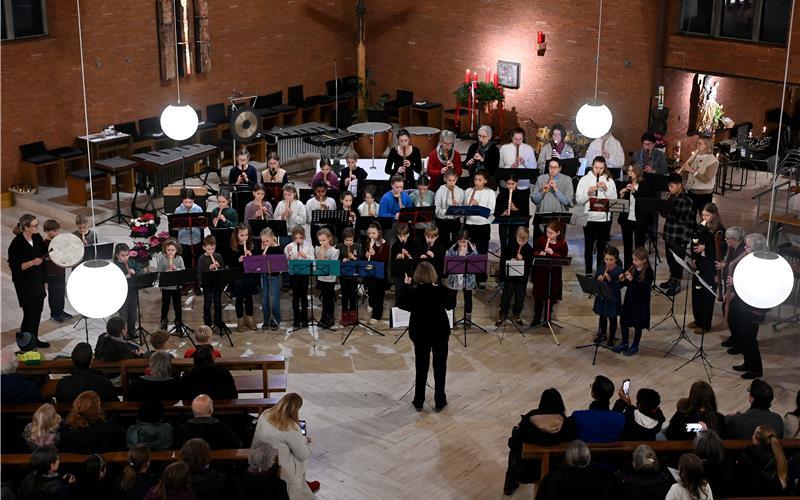 In der Kirche St. Martin spielen die Ensembles und das Orchester der Musikschule. GB-Foto: Holom