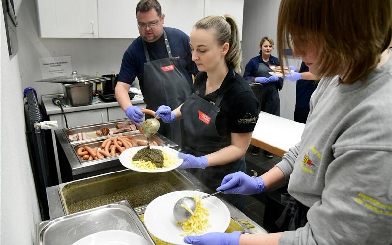 Die Zutaten sind alle lokal produziert In der Küche gehen die angerichteten Teller mit Linsen, Würstchen und Spätzle in Serienproduktion GB-Foto: Holom