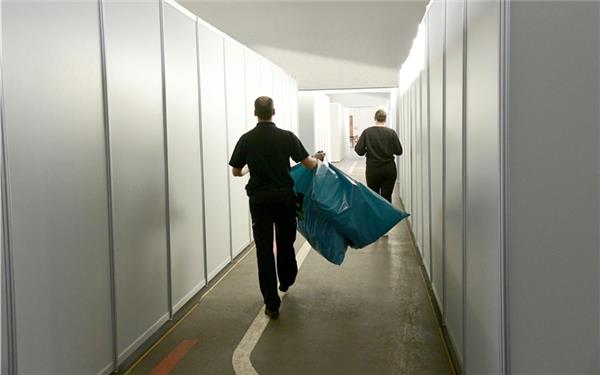 In der Mehrzweckhalle sind keine Flüchtlinge mehr untergebracht, die Trennwände abgebaut.GB-Foto (Archiv): Holom