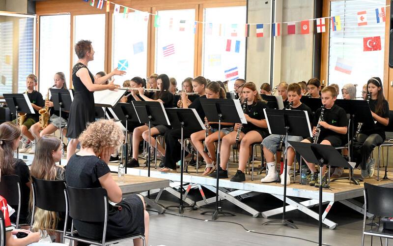 In der Mensa Markweg griff das Bläserkonzert die WM-Thematik auf. GB-Foto: Holom