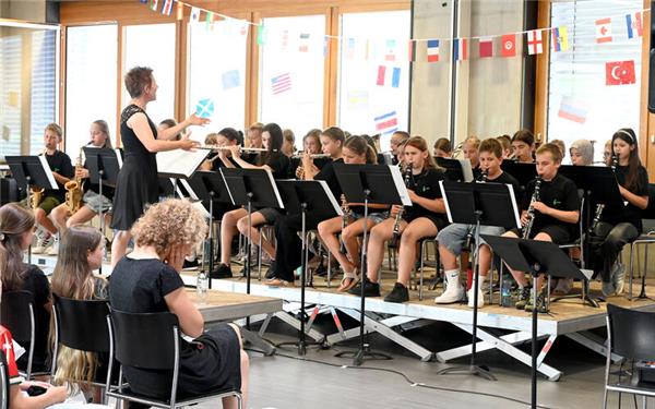In der Mensa Markweg griff das Bläserkonzert die WM-Thematik auf. GB-Foto: Holom