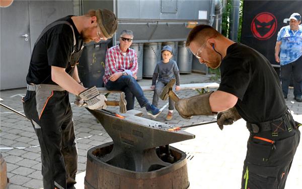 In der Metallwerkstatt geht es hitzig zu, wenn die Schmiede ihr Handwerk präsentieren. GB-Foto: Holom