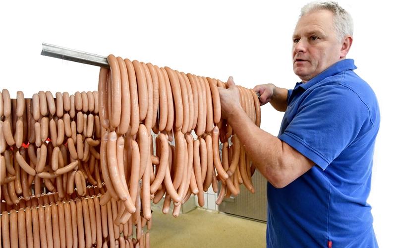 Schwäbisches Kulturgut mit knackiger Note In der Metzgerei Weippertläuft dieProduktionvonSaitenwürstchenauf HochtourenGB-Foto: Holom