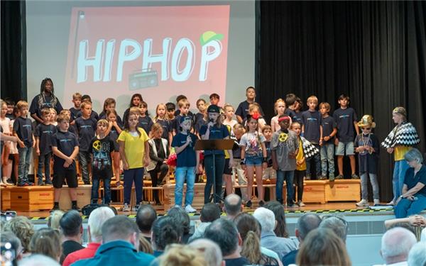 In der Musical-Aufführung der Tailfinger Grundschule sucht die Eule den Beat. GB-Foto: Vecsey