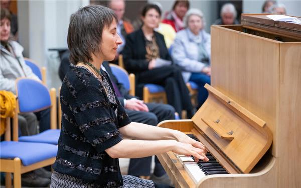 In der Mutterhauskirche Herrenberg musizieren Kristina Stary (im Bild) und Karel Stary. GB-Foto: Vecsey