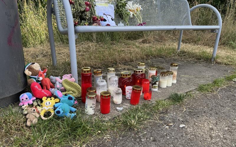 In der Nähe der Fundstelle des toten Babys haben Trauernde Kerzen, Kuscheltiere und Briefe niedergelegt. GB-Foto: SDMG/Dettenmeyer