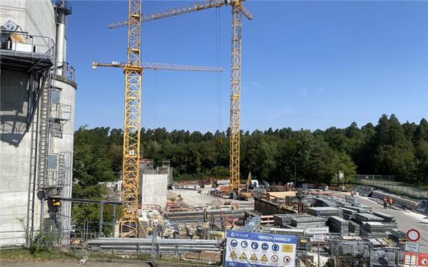 In der Nord-Ost-Ecke des RBB-Geländes wird bereits fleißig an der Klärschlammverbrennungsanlage gebaut. Hinten rechts entstehen die Anlieferung und der Klärschlammbunker. Von dort aus geht es weiter nach links mit der Trocknung, dem Wirbelofen, der Rauchgasreinigung und der Behandlung des Wassers. GB-Foto: ad