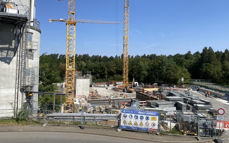 In der Nordost-Ecke des RBB-Geländes wird bereits fleißig an der Klärschlammverbrennungsanlage gebaut. Hinten rechts entstehen die Anlieferung und der Klärschlamm-Bunker. Von dort aus geht es weiter nach links mit der Trocknung, dem Wirbelofen, der Rauchgasreinigung und der Behandlung des Wassers. GB-Foto: Denner