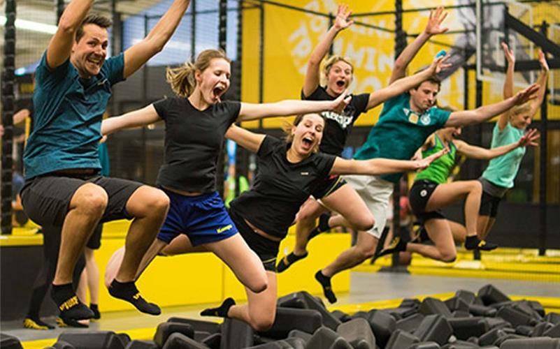 „Gäubote“-Familientour: Fliegen, federn und hüpfen in der Sprungbude In der Sprungbude können sich junge wie ältere Sportler gerne auf den Trampolinen austoben GB-Foto: gb
