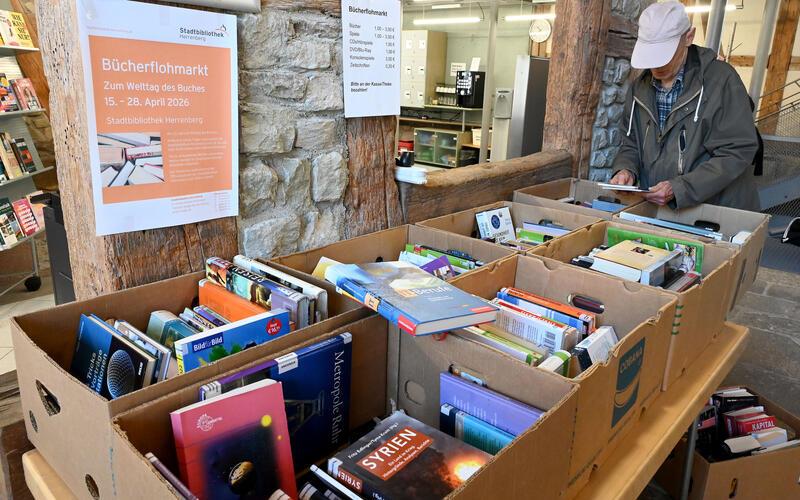 In der Stadtbibliothek können Interessenten in den Bücherkisten stöbern. GB-Foto: Holom