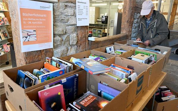 In der Stadtbibliothek können Interessenten in den Bücherkisten stöbern. GB-Foto: Holom