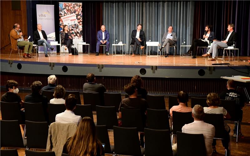 In der Stadthalle Herrenberg stellten sich die Bundestagskandidaten des Wahlkreises Böblingen den Fragen von Moderator Wolfgang Berger (links) sowie denen der Zuhörer GB-Foto: Holom