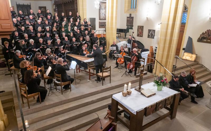 In der Stiftskirche musizieren Kantorei und Collegium musicum unter der Leitung von Kantor Johannes Fiedler. GB-Foto: Vecsey