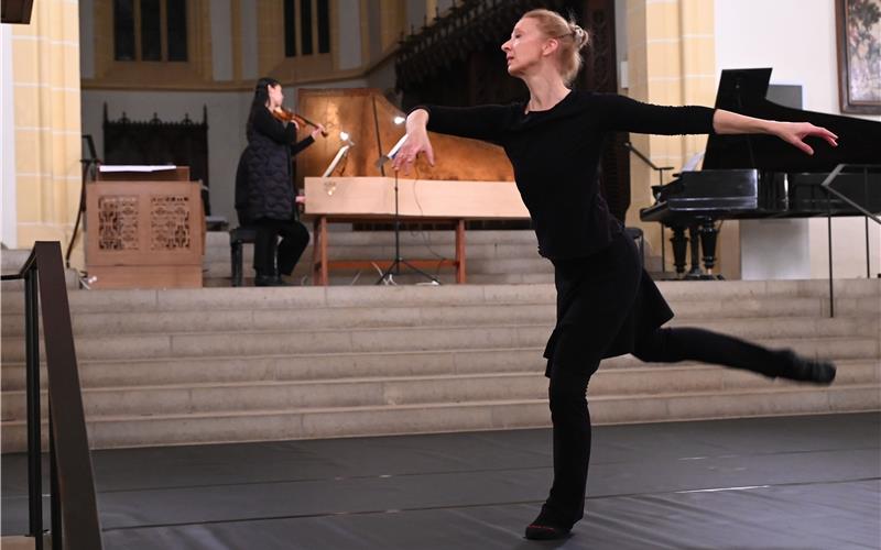 In der Stiftskirche trafen Musik und Tanz aufeinander. GB-Foto: Holom