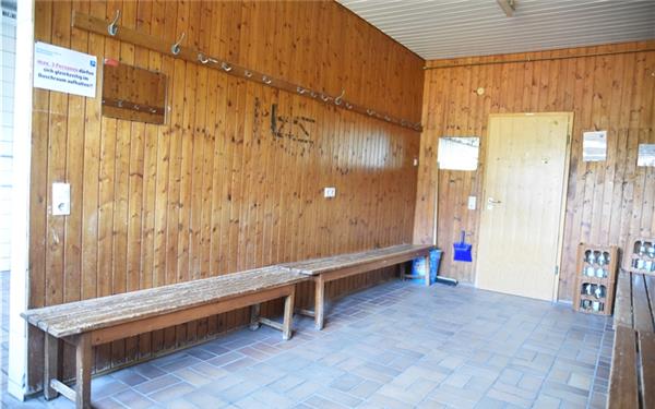 In der Umkleidekabine für die Gastmannschaften der Fußballer ist im wahrsten Sinne des Wortes der Lack ab. GB-Foto: Reichert