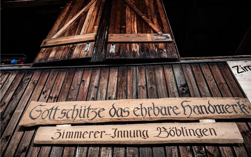 In der Zimmerei Niethammer in Jettingen ist die Innung in Form des Schriftzugs präsent. Denn die Geschäftsführerin war fast acht Jahre lang deren Obermeisterin.