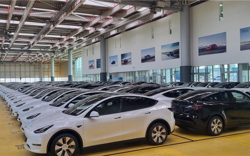 In der ehemaligen Montagehalle von Eisenmann in Holzgerlingen stehen seit Februar fein aneinandergereiht nagelneue Tesla-Fahrzeuge: Das Auslieferungszentrum ist das größte des US-Automobilkonzerns in Europa. GB-Foto: Hamann