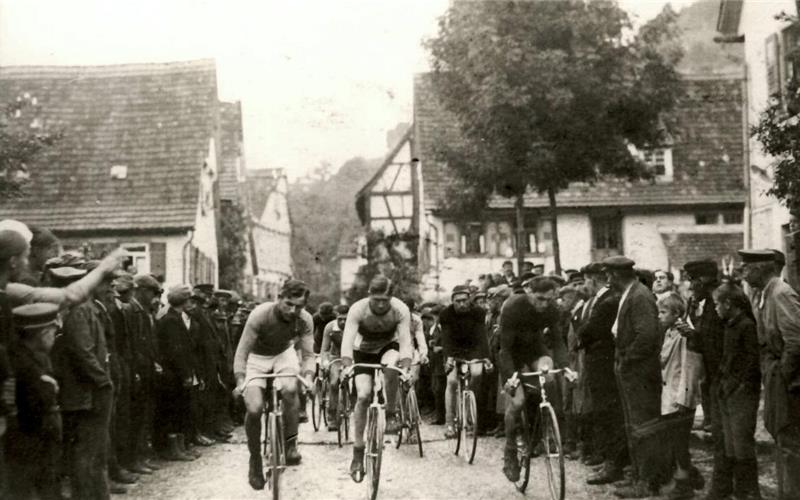 In der heutigen Entringer Straße in Kayh gab es in den 1920er Jahren Radrennen. GB-Foto: Stadtarchiv Herrenberg