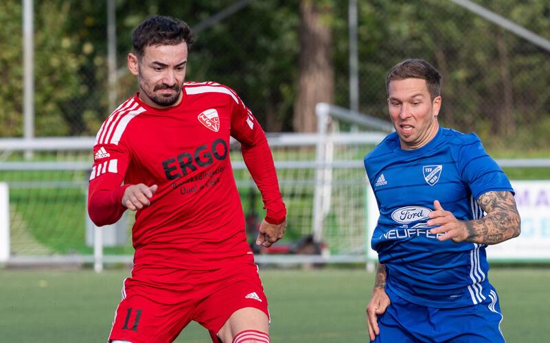 In der letzten Saison noch Gegenspieler, ab diesem Spieljahr wieder gemeinsam im Trikot des TSV Kuppingen aktiv: Oguz Yüksel (links) gegen Florian Kopp. GB-Foto: Vecsey