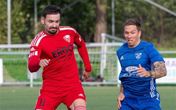 In der letzten Saison noch Gegenspieler, ab diesem Spieljahr wieder gemeinsam im Trikot des TSV Kuppingen aktiv: Oguz Yüksel (links) gegen Florian Kopp. GB-Foto: Vecsey