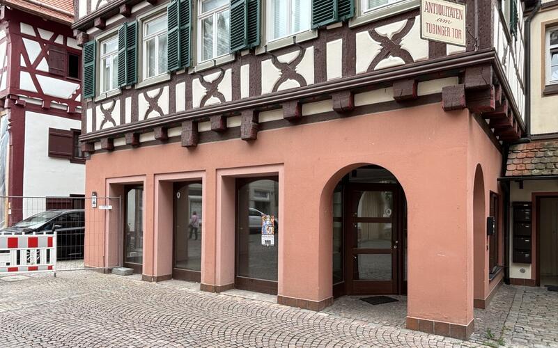 In die Tübinger Straße weicht Fielmann interimsweise in die vormaligen Räume des Kunststudios aus (Bild links), am Graben zieht ein Bewegungsstudio dort ein, wo früher Quick Schuh war. GB-Fotos: gb