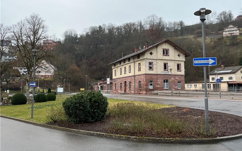 In diesem Bereich beim Wildberger Bahnhof sollen zwei Busbuchten mit einer Wartehalle entstehen. GB-Foto: Priestersbach