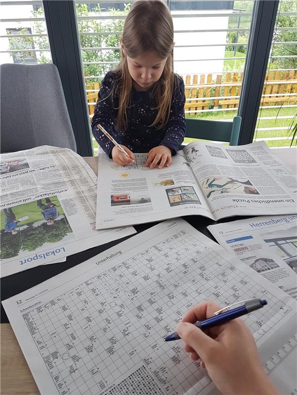 In diesen Zeiten lesen und rätseln selbst Dreijährige in der Zeitung, weiß Dorot...