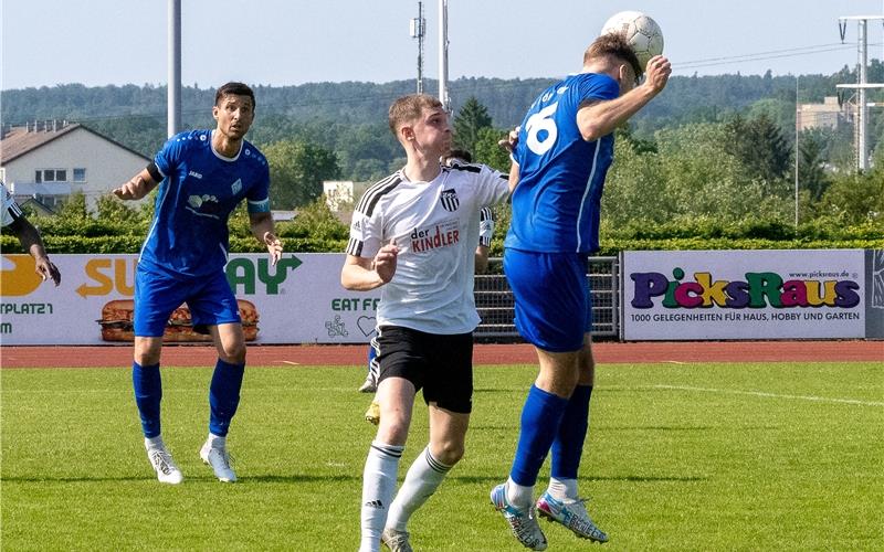 In dieser Szene gewinnt Böblingens Gabriel Körtge Corral (rechts) das Kopfballduell.GB-Foto: Eibner/Max Vogel