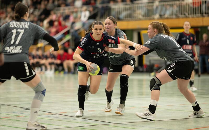 In dieser Szene ist Nadine Schäberle zu schnell für die Abwehr des HB Kinzigtal. GB-Foto: Eibner/Ulmer