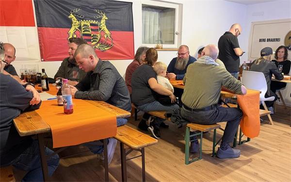 In drei Gruppen diskutierten die Vereinsmitglieder neue Namen, bis sie sich auf „Ammertal Grill & Chiller“ einigten, der hoffentlich keine Markenrechte verletzt. GB-Foto: Straub