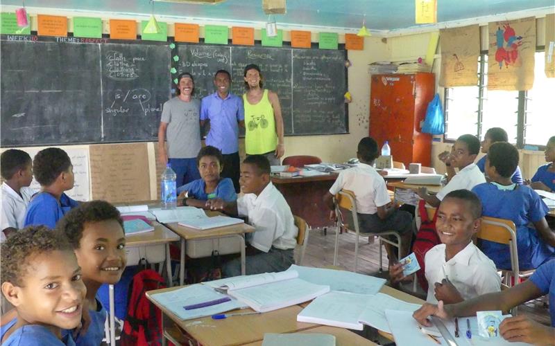 „Abgetaucht im Paradies – aufgetaucht im Chaos“ In einer Dorfschule erzählen Julian (links) und Nico Schmieder (rechts) den Kindern von ihrer Reise GB-Fotos: Pasta-Gorillas