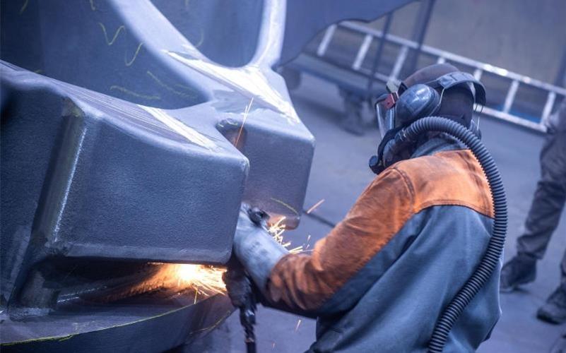 In einer Eisengießerei - auch Metalle sind teurer geworden. Foto: Jens Büttner/dpa-Zentralbild/dpa