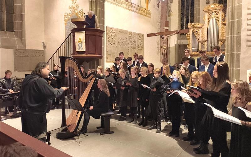 In feierlicher Atmosphäre präsentierten Schüler ein winterliches Klangerlebnis. GB-Foto: Straub
