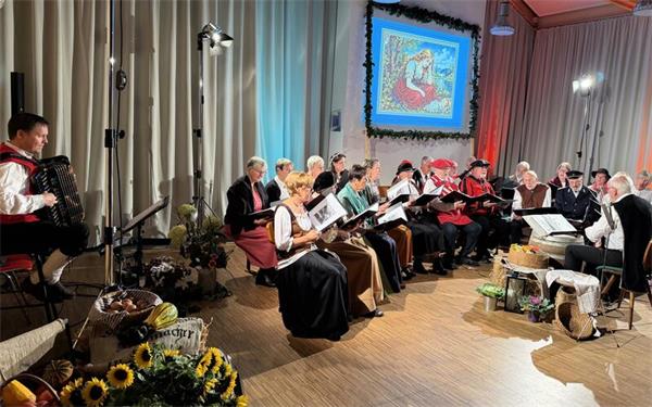 In historischen Gewändern unterhielten die Musiker des Unterjettinger Gesangvereins das Publikum. GB-Foto: Straub