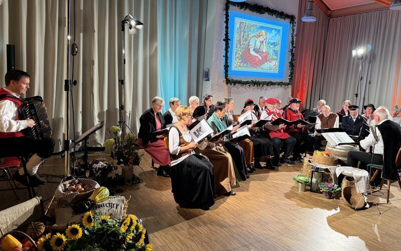 In historischen Gewändern unterhielten die Musiker des Unterjettinger Gesangvereins das Publikum. GB-Foto: Straub