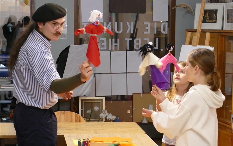 In kürzester Zeit hatten die jungen Teilnehmer ihre eigenen Stabpuppen gebastelt. GB-Foto: Stadler